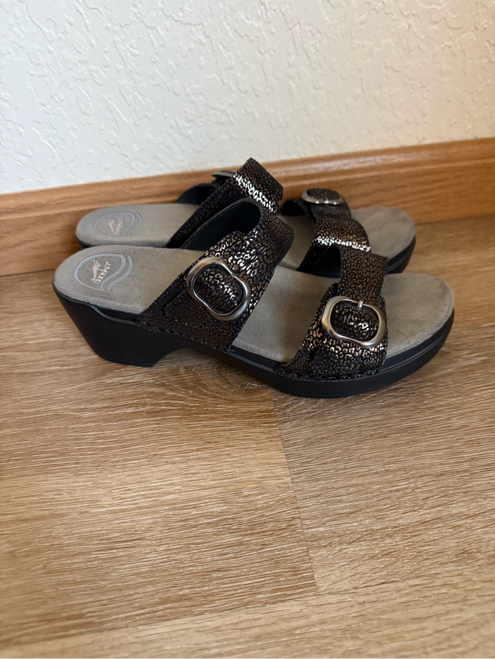 Dansko Sophie Women’s Leather Sandals Size EU‎ 38 Metallic Silver Slip On Shoes